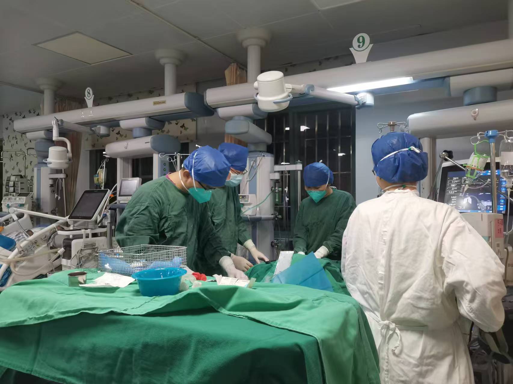吕骁主任为患者行ECMO治疗前置管.jpg