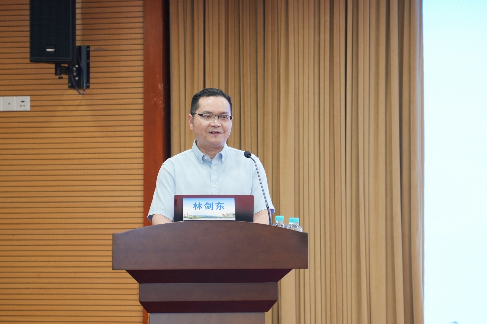 1761093974873004.jpg 林剑东主持开幕式.JPG